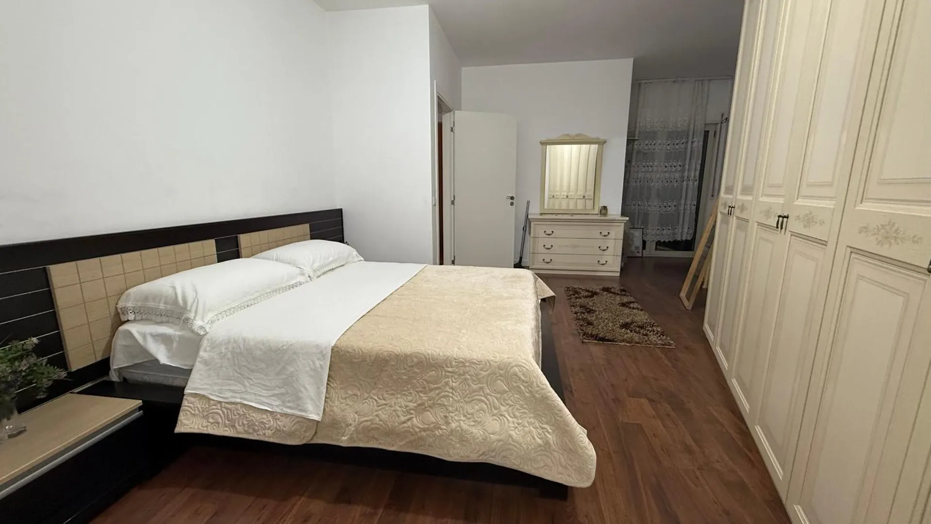 Lägenhet Ra&Ko Apartament Tirana Albanien